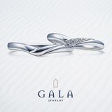 【GALA JEWELRY(ガラジュエリー)】【GALA】シンプルなV字ライン。メレダイヤの可憐な煌めきがキュート♪