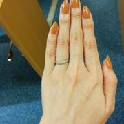 ストレートタイプの指輪で石が3つ付いて います。 上品な輝きと