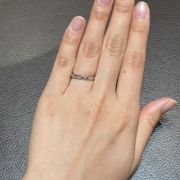 プリュムのマルチソリテールリングです。 中央の一粒ダイヤにむかって