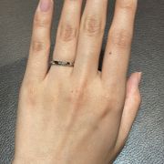 プリュムのマルチソリテールリングです。 中央の一粒ダイヤにむかって