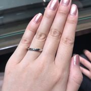会社でもずっと結婚指輪をつけようと考えていました。アナエルは上下を
