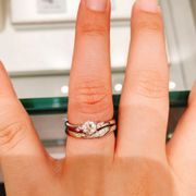 プラチナ950 婚約指輪には抜け感がありヌーディーな感じが演出されて