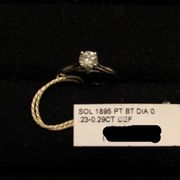 ストレートタイプのダイヤモンドが3石と5石のもので悩みましたがこちら