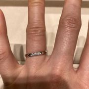 他ブランドでもよく見かける3石指輪です。こちらは2.0mm 約0.05ct。 他