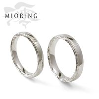 【MIORING(ミオリング)】MIORING  絲 -いと-　側面の和彫り彫刻がさりげなく煌めく鍛造結婚指輪