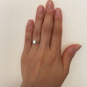 【ハリー・ウィンストン(Harry Winston)の口コミ】 何と言っても輝きが素晴らしい点と、モダンなデザインがエンゲージぽくな…