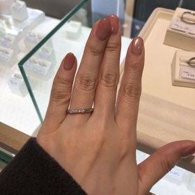 【festaria bijou SOPHIA(フェスタリア ビジュソフィア)の口コミ】 上から見たら普通の5石の指輪ですが、横から見ると繊細な爪で一つ一つの石…