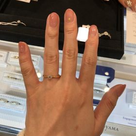【ヴァンドーム青山(VENDOME AOYAMA)の口コミ】 ゴールドでお花枠のデザインを試着しました。こちらは0.2カラット、VS1、…