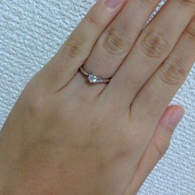 【銀座ダイヤモンドシライシの口コミ】 ダイヤモンドの輝きに一目惚れしました。この一言につきます。思いをじっ…