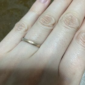 【ひなの口コミ】 つけた瞬間しっくりきたこと。
デザインがシンプルでマット、色味も馴染み…