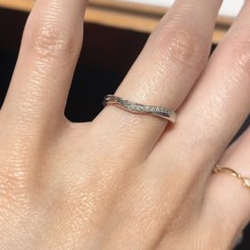 【銀座ダイヤモンドシライシの口コミ】 ゆるめのVラインのおかげで指が長く見える事と、なによりデザインが好みす…