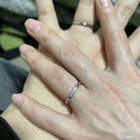 【銀座ダイヤモンドシライシの口コミ】 シンプルなデザインと付け心地の良さが気に入った。指輪に角が無く、付け…