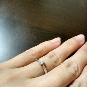 【アイプリモ(I-PRIMO)の口コミ】 シンプルな中でも可愛らしいデザインがお気に入りです。特にダイヤに向か…