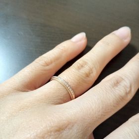 【アイプリモ(I-PRIMO)の口コミ】 手になじむピンクゴールドの指輪です。ハーフエタニティはわたしにはゴー…
