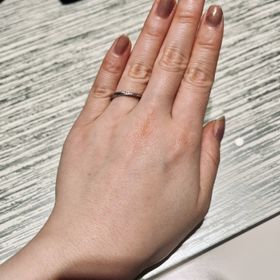 【TRECENTI(トレセンテ)の口コミ】 中央に少しだけダイヤモンドが付いているデザインです。リング自体はスト…