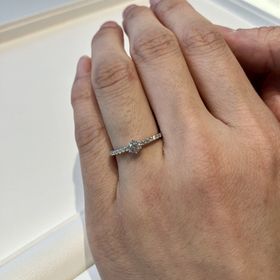 【ROYAL ASSCHER(ロイヤル・アッシャー)の口コミ】 ERA688というデザインを試着しました。センターダイヤの周りのリング上に…