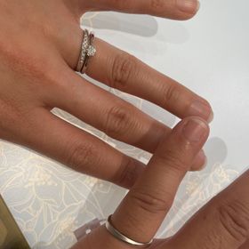 【ヴァンドーム青山(VENDOME AOYAMA)の口コミ】 婚約指輪のデザインはシンプルですが、ストレートラインに中心部が細くな…