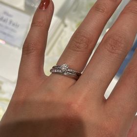 【4℃ BRIDAL(ヨンドシーブライダル)の口コミ】 セットリングで探していた時に、このデザインを紹介してもらい、二つのリ…