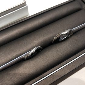 【アイプリモ(I-PRIMO)の口コミ】 新婦用に購入を考えていた方はダイヤ入り、新郎は新婦用でダイヤの入って…