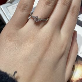 【AFFLUX(アフラックス)の口コミ】 左から右に流れ星のようにメレダイヤが流れており、一粒ダイヤの周りに少…