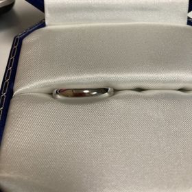 【ヴァンドーム青山(VENDOME AOYAMA)の口コミ】 シンプルかつ指に合う指輪を探しており、丸みのある指輪の形のため、指に…