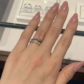 【銀座ダイヤモンドシライシの口コミ】 婚約指輪(セントグレア)との重ね付けには、個人的にはエタニティリングが…