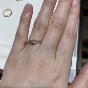 【杢目金屋(もくめがねや)の口コミ】 「桜心」というネーミングにピッタリの指輪です。ダイヤモンドも桜の形で…