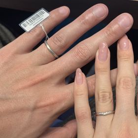 【銀座ダイヤモンドシライシの口コミ】 シンプルなストレートラインを探していましたが、シンメトリーなV字デザイ…