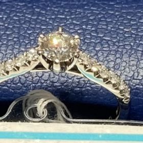 【銀座ダイヤモンドシライシの口コミ】 フィーリングで素敵だと思ったものが予算内だったためです。ダイヤモンド…