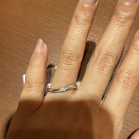 【ラザール ダイヤモンド(LAZARE DIAMOND)の口コミ】 1番は、圧倒的な指輪の輝きです。心が打たれました。
また、指輪の太さが…