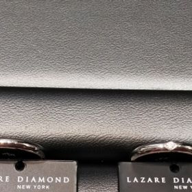 【ラザール ダイヤモンド(LAZARE DIAMOND)の口コミ】 シンプルなデザインだったことです。
細いものだと、年を取ったら貧相に見…