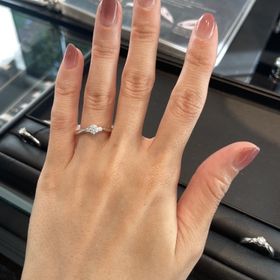 【エクセルコダイヤモンド(EXELCO DIAMOND)の口コミ】 こちらのブランドは、ダイヤモンドの台座に特徴があって、ダイヤモンドを…