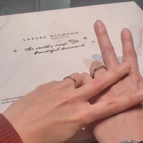 【ラザール ダイヤモンド(LAZARE DIAMOND)の口コミ】 指輪のデザインがオシャレで良いと感じた。
また、つけた時の感じが自分た…