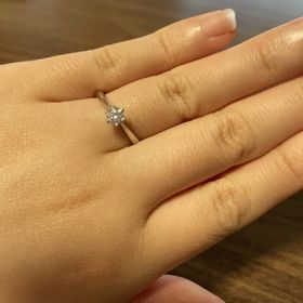 【銀座ダイヤモンドシライシの口コミ】 妻がシンプルやデザインなものが好きなので、悩みましたが購入しました。…