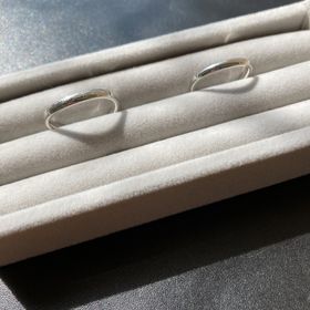【銀座ダイヤモンドシライシの口コミ】 婚約指輪と同時に購入しました。セットリングのように重ねづけしたいと思…