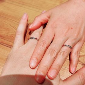 【銀座ダイヤモンドシライシの口コミ】 曲線が美しいのが決め手でした。ダイヤモンドも小粒ですが数個ついている…