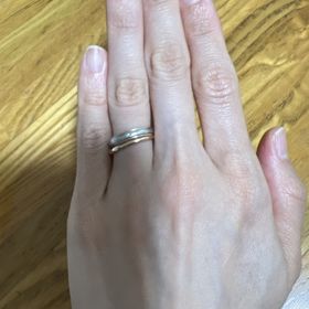 【ith(イズ)の口コミ】 細かい羽の模様が他に見ないデザインだったのと、結婚指輪らしさもあり長…