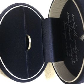 【Something Blue(サムシングブルー)の口コミ】 デザインがシンプルでとても気に入りました。価格が高いものではなくお手…