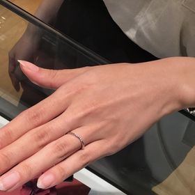 【ラザール ダイヤモンド【取扱店販売】の口コミ】 ダイヤモンドがたくさん付いており、婚約指輪と重ね付けした際にゴージャ…