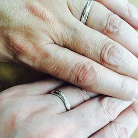 【tamaya BRIDAL(宝石の玉屋)】の口コミ 男女共に流線のフォルムが綺麗です。
女性用は、流線に埋め込まれたダイヤ...