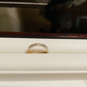 【杢目金屋(もくめがねや)の口コミ】 他にはない、木目調の指輪です！
板を何重にも重ねて熱を加えたり曲げたり…