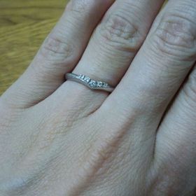 【STAR JEWELRY(スタージュエリー)の口コミ】 ティファニーのエンゲージリングと重ね着けをしたくてV字デザインの結婚指…
