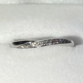 【銀座ダイヤモンドシライシの口コミ】 シンプルで可愛らしいデザイン。セットで購入したが、女性側はダイヤモン…