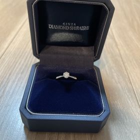 【銀座ダイヤモンドシライシの口コミ】 ダイヤが浮いて見えるようなデザインが素敵でした。他にも色々なタイプの…