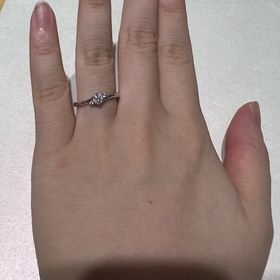 【MILK&Strawberry(ミルクアンドストロベリー)の口コミ】 ピンクダイヤが付いている指輪を探していました。ダイヤモンドの両端につ…
