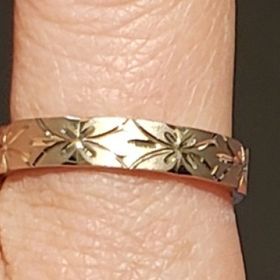 【IMMORTAL TOKOTOWA COLLECTION(イモータル トコトワ コレクション)の口コミ】 和風で幅の広い指輪を探していて、このブランドにたどり着きました。幅や…