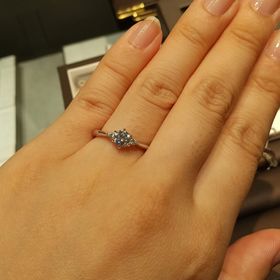 【アイプリモ(I-PRIMO)の口コミ】 中央の石に向かって指輪のリングが細くなっているデザインがエレガントで…