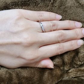 【俄(にわか)の口コミ】 リングのラインがとても繊細でつけ心地がとてもよかったです。指が細く見…