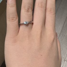 【MILK&Strawberry(ミルクアンドストロベリー)の口コミ】 緩やかなs字カーブになっているデザインで、一粒ダイヤが、ザ・婚約指輪と…