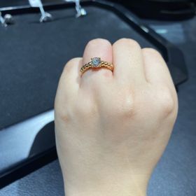 【ヴァン クリーフ＆アーペル(Van Cleef & Arpels)の口コミ】 ヴァンクリーフの定番であるペルレにダイヤがついたデザインです。
色はホ…
